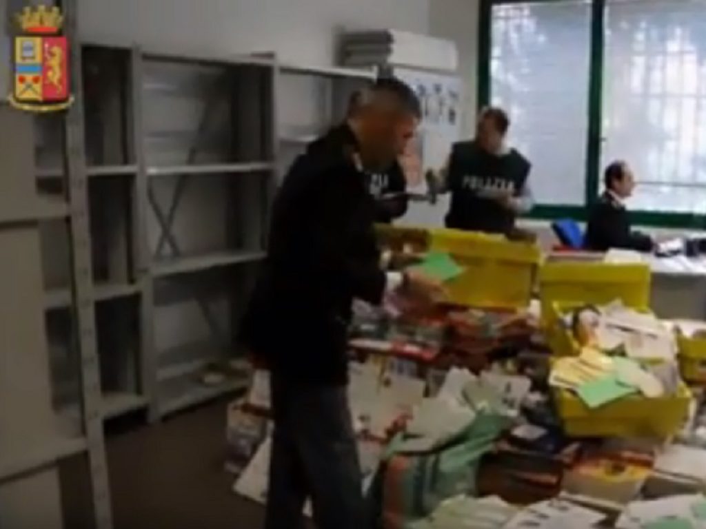 Un postino di 56 anni, originario del Napoletano ma residente in provincia di Vicenza, è stato denunciato dalla Polizia postale: non consegnava la posta dal 2010