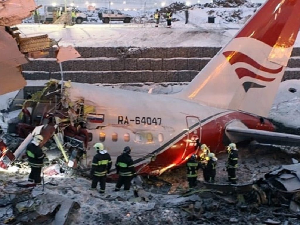 Disastro aereo in Russia dove un Antonov della Saratov Airlines è precipitato pochi minuti dopo il decollo dall'aeroporto Domodedovo di Mosca: 71 morti, non ci sono sopravvissuti