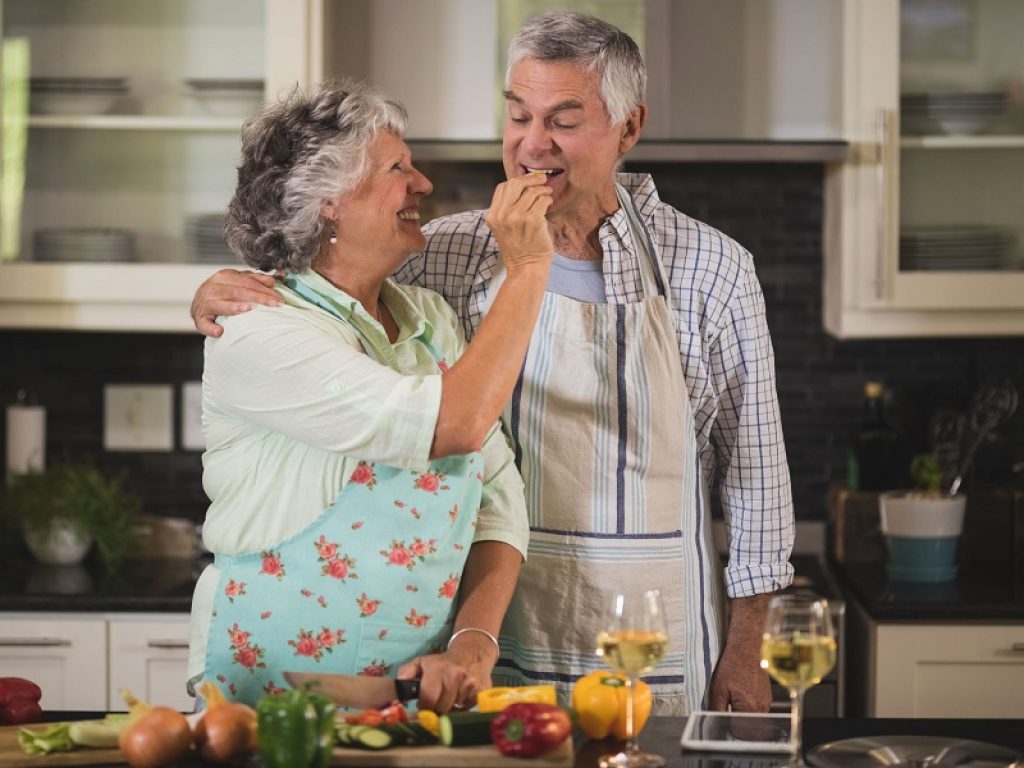 La dieta aiuta la prevenzione del cancro anche durante la terza età: i consigli sull'alimentazione adeguata per gli over 65