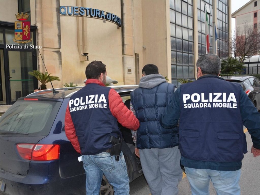 Sesso e smartphone in cambio di droga: 12 arresti a Ragusa