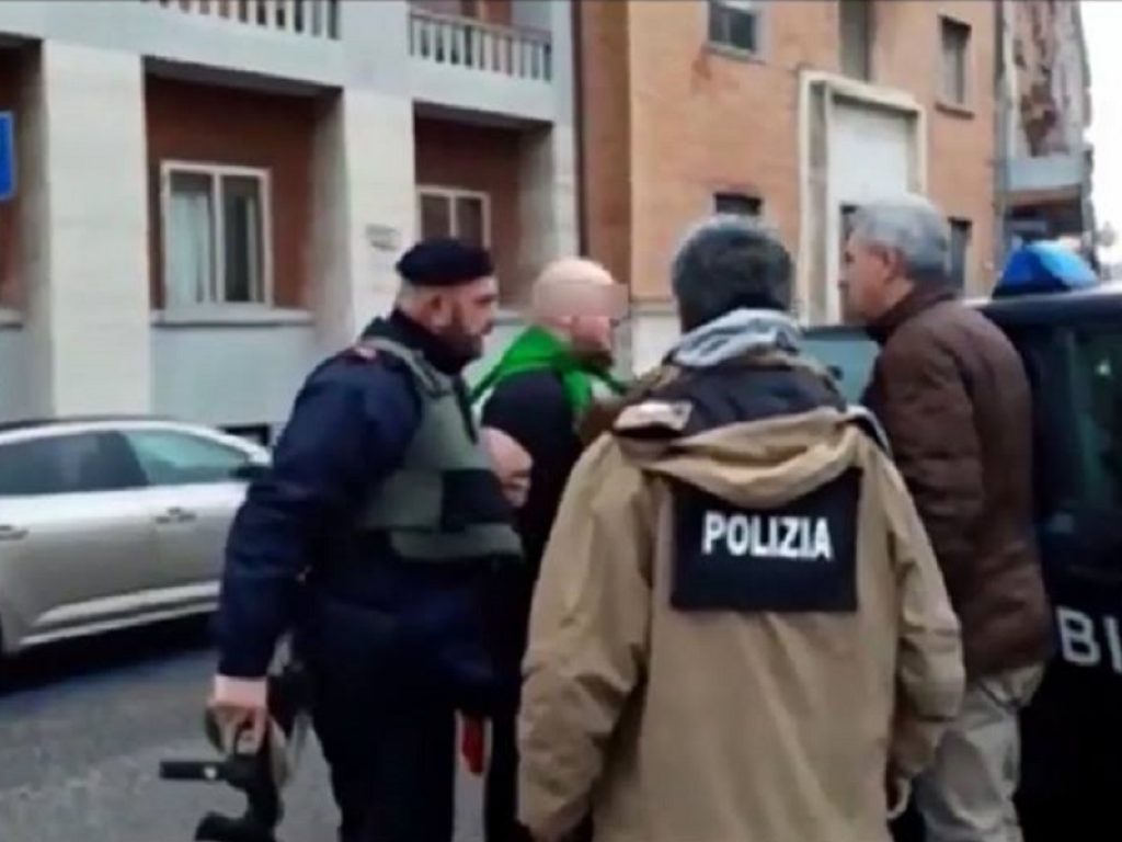 Due ore di follia stamani a Macerata dove un 28enne a bordo di un'auto ha sparato sui passanti. Sono sei i feriti accertati, tutti stranieri