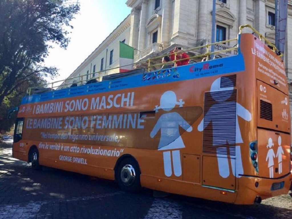 Stop all'ideologia gender nella scuola: parte oggi da Reggio Calabria il tour del Bus della Libertà ed è subito scontro con la comunità LGBT