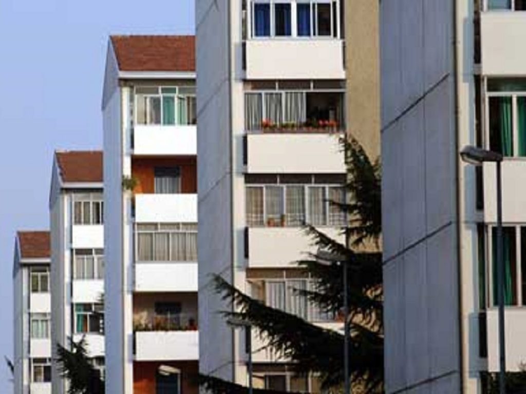 Le anomalie termiche superficiali urbane, esaltate dal fenomeno delle isole di calore, possono influire sul valore immobiliare degli edifici residenziali