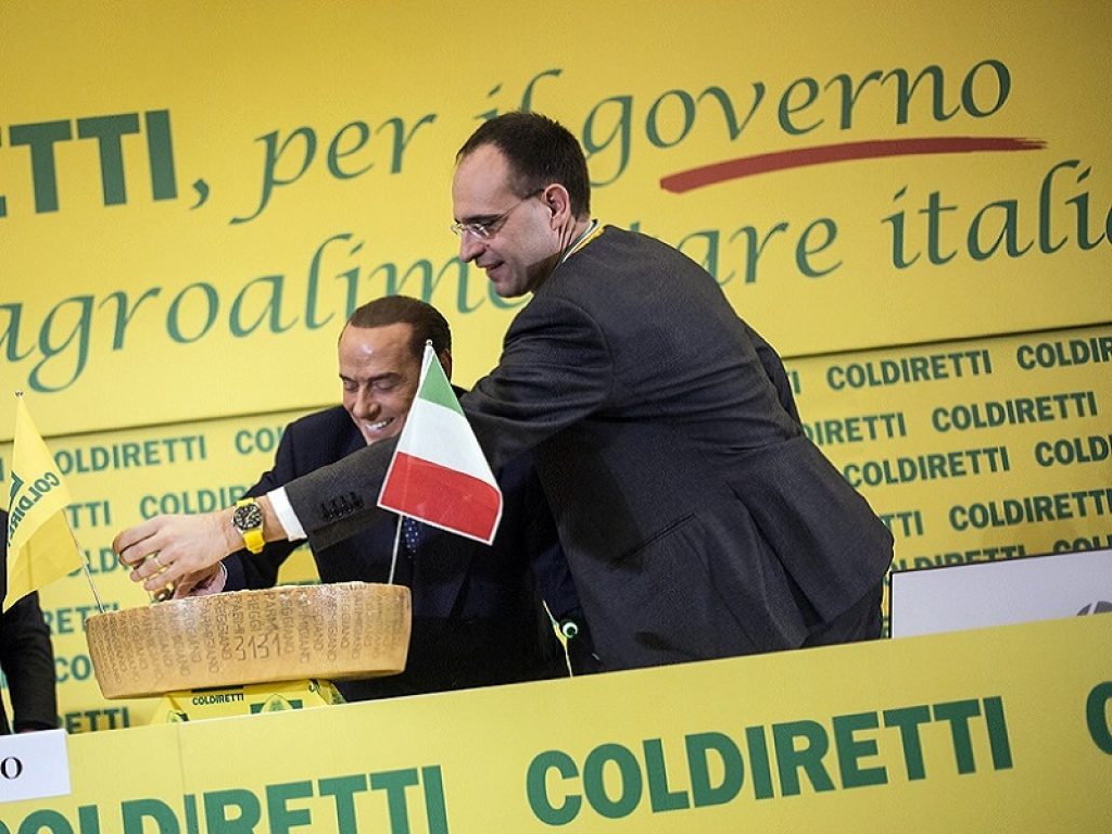 Elezioni politiche: Silvio Berlusconi sigla il Patto del Parmigiano per la difesa del Made in Italy con il presidente della Coldiretti Roberto Moncalvo
