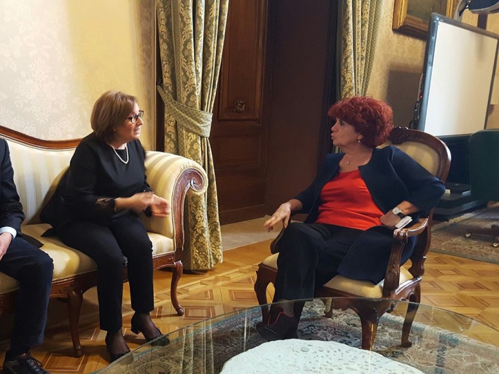La Ministra dell’Istruzione Valeria Fedeli ha incontrato al MIUR la professoressa ferita da una coltellata nei giorni scorsi a Caserta, Franca Di Blasio