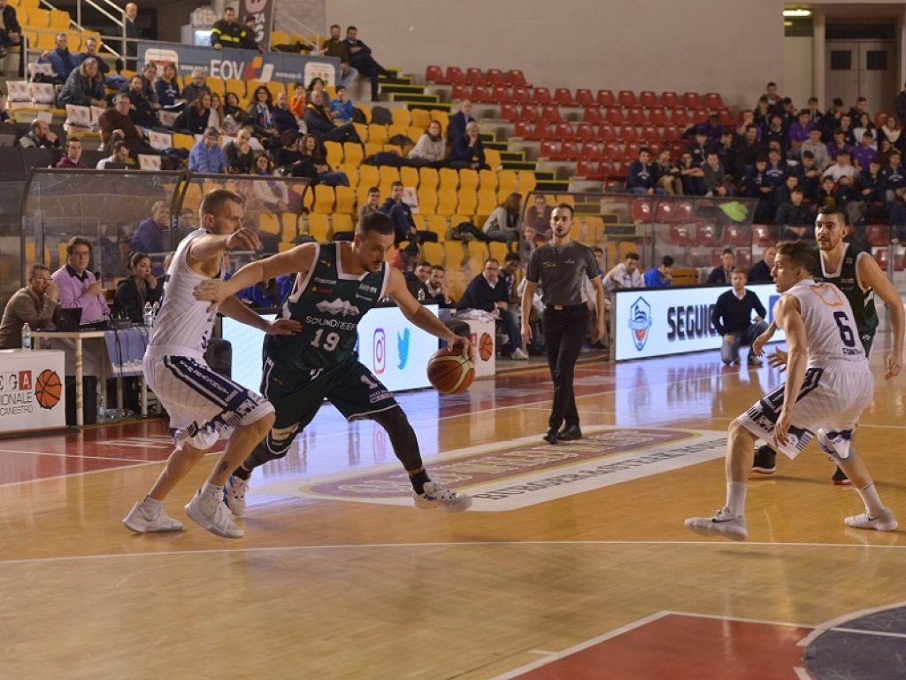 Soundreef Mens Sana Basket sconfitta anche al PalaTiziano dalla Leonis Eurobasket Roma: 63-62 per i romani con il tiro libero decisivo di Deloach