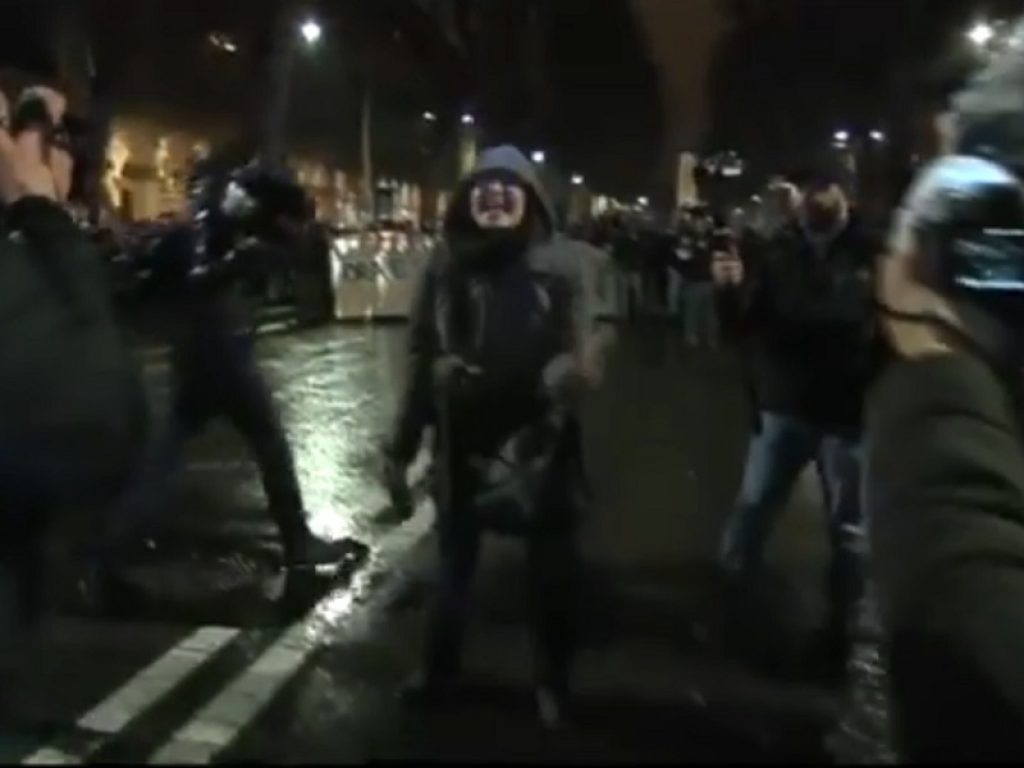Maestra insulta e minaccia la Polizia al corteo antifascista a Torino. Dopo il video di Matrix il Ministero dll'Istruzione avvia un procedimento disciplinare. Fedeli: "Inaccettabile da una insegnante"