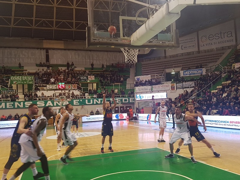 Nel turno infrasettimanale del campionato di serie A2 girone Ovest la Soundreef Mens Sana Basket cade al PalaEstra contro la Givova Scafati: 79-86 il finale per i campani