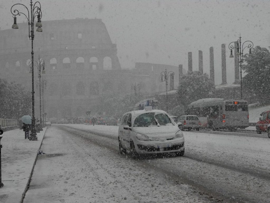 Gelo e neve sull'Italia, fiocchi anche a Roma e disagi alla circolazione dei treni con ritardi medi di 120 minuti. Gli ultimi aggiornamenti alla circolazione ferroviaria e sulle autostrade