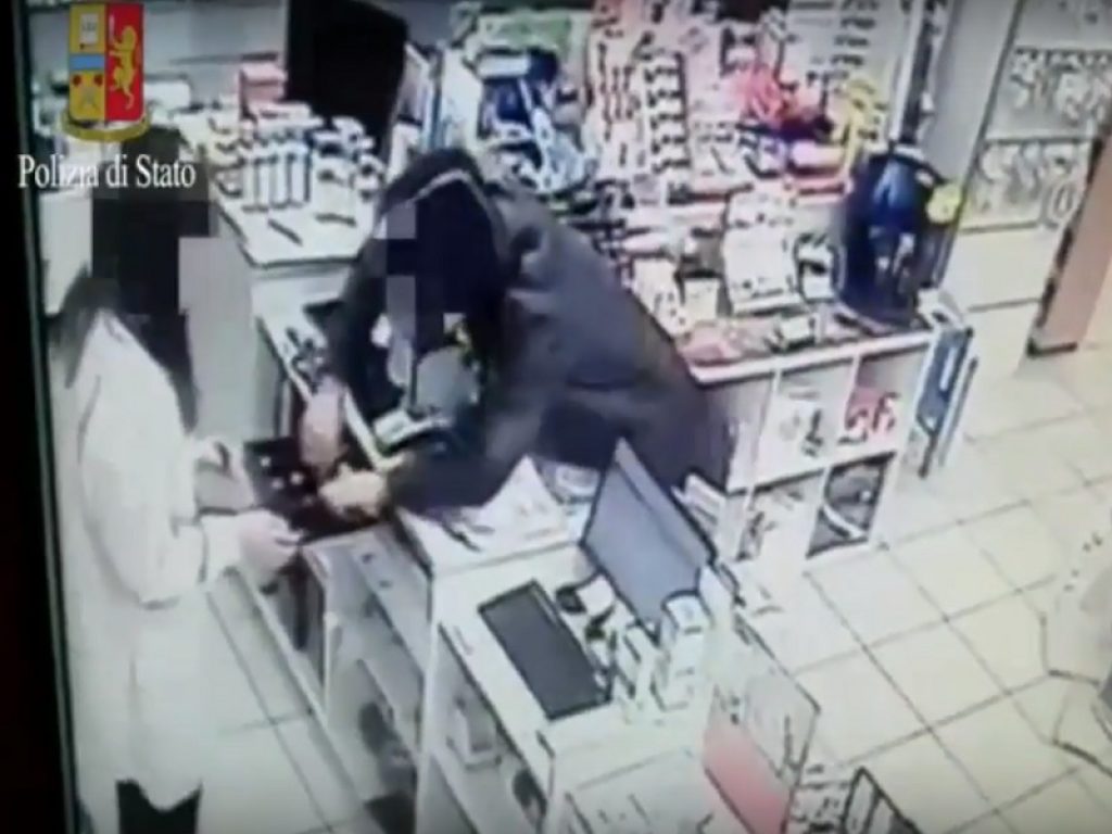 Rapina farmacia a volto coperto ma è un cliente abituale: riconosciuto dalla voce un 42enne romano è stato arrestato dalla Polizia del Commissariato di Ostia.