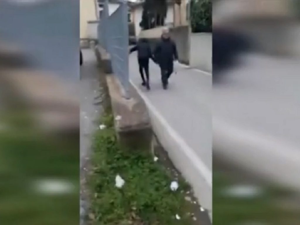 Hanno strattonato un anziano disabile facendolo cadere a terra e dopo aver ripreso la scena hanno pubblicato il video su Facebook. Denunciati i ragazzi che si sono resi responsabili dell'aggressione avvenuta a Casalguidi, in provincia di Pistoia