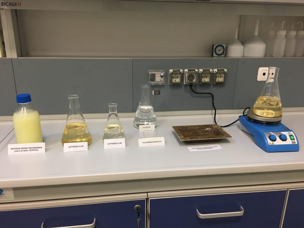 Il progetto BIOCOSÌ di ENEA utilizza le acque reflue della filiera casearia per produrre bioplastica per imballaggi e packaging per la conservazione degli alimenti