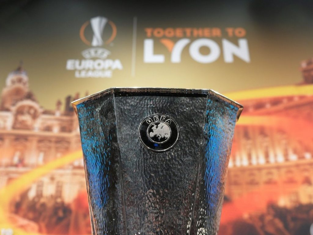 Sorteggiati gli ottavi di finale di Europa League: il Milan pesca l'Arsenal mentre la Lazio affronterà la Dinamo Kiev. Gare di andata a San Siro e all'Olimpico l'8 marzo. Match di ritorno il 15 marzo