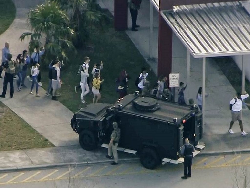 Massacro in una scuola della Florida: Nikolas Cruz, ex studente della Marjory Stoneman Douglas High School di Parkland, ha ucciso almeno 17 ragazzi