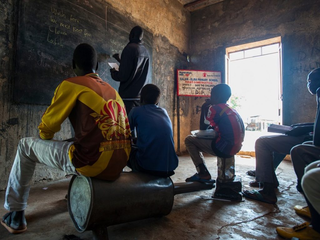 La denuncia dell'UNICEF: nei Paesi in guerra come in Africa centrale e orientale si registra il tasso più alto di analfabetismo fra i giovani: nella foto una scuola in Sud Sudan