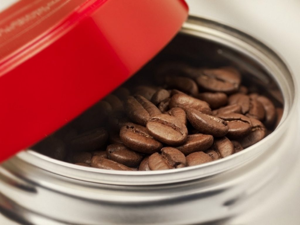 Dal campo al bar la filiera del caffè è in sofferenza a causa della pandemia, delle difficoltà logistiche e dei prezzi bassi all’origine