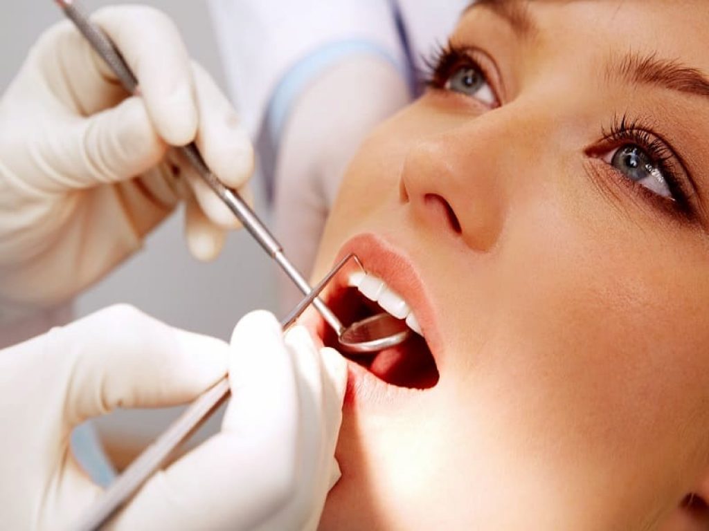 Con il tempo e le cattive abitudini come il fumo i denti perdono il bianco naturale: ecco come funziona lo sbiancamento dentale dal dentista o a domicilio