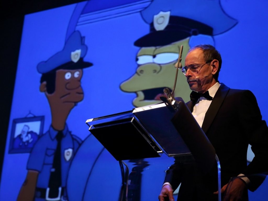 Il DoppiAttore dal 5 al 22 aprile al Teatro Belli di Roma. Torna lo spettacolo di Angelo Maggi, voce di Tom Hanks, Bruce Willis, Robert Downey Jr e del Commissario Winchester dei Simpson.