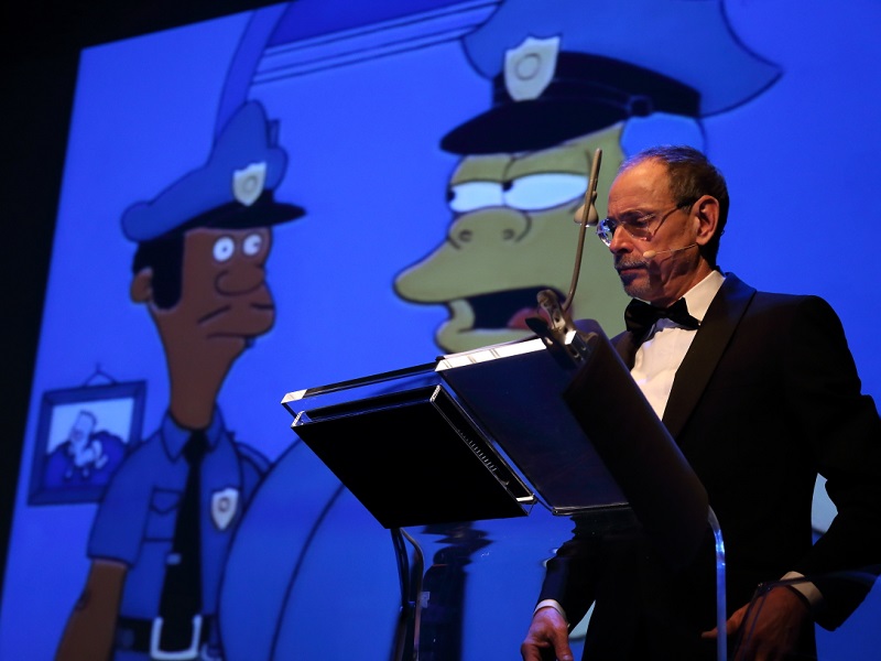 Il DoppiAttore dal 5 al 22 aprile al Teatro Belli di Roma. Torna lo spettacolo di Angelo Maggi, voce di Tom Hanks, Bruce Willis, Robert Downey Jr e del Commissario Winchester dei Simpson.