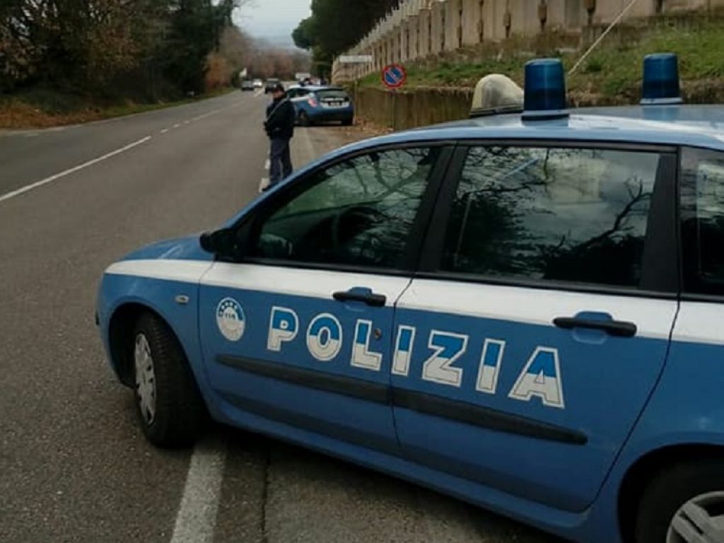 La Polizia di Stato ha arrestato, a Viterbo, un giovane cittadino italiano di origini lettoni, per possesso di materiale utile al confezionamento di ordigni esplosivi. Il giovane è stato segnalato dall'FBI