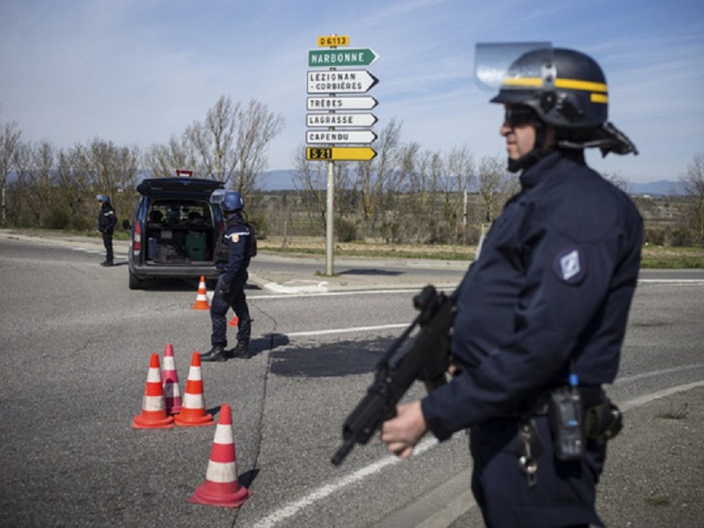 L'Isis torna a colpire nel Sud della Francia e stavolta sparge sangue a Trèbes, un paese a pochi chilometri di distanza da Carcassonne, nel dipartimento dell'Aude. Gli ultimi aggiornamenti sull'attacco terroristico.