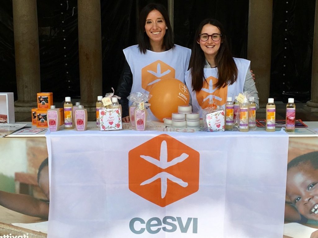 Sabato 24 e domenica 25 marzo Cesvi sarà presente con i suoi volontari in più di 20 piazze italiane per raccogliere fondi a sostegno della campagna #Liberitutti contro il maltrattamento dei bambini in Italia.