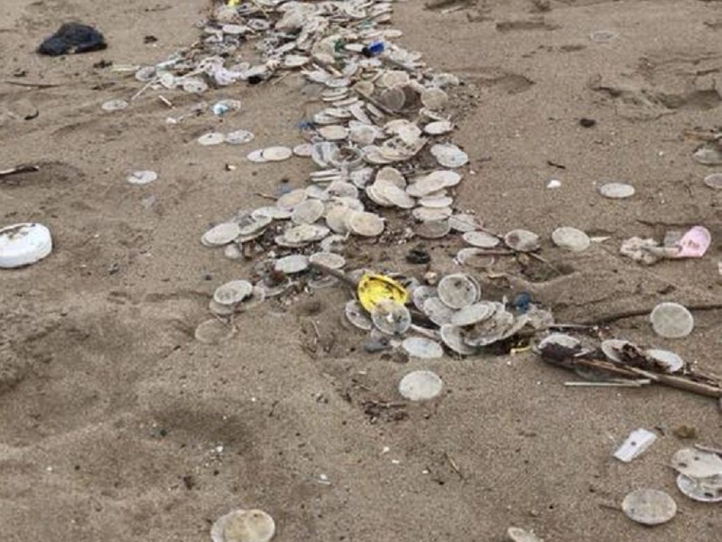 Risolto il mistero dei dischetti di plastica trovati in grande quantità sulle spiagge del Tirreno. La Guardia Costiera: "Sono filtri per il trattamento delle acque reflue fuoriusciti per il cedimento strutturale di una vasca di un impianto di depurazione vicino alla foce del Sele in Campania".
