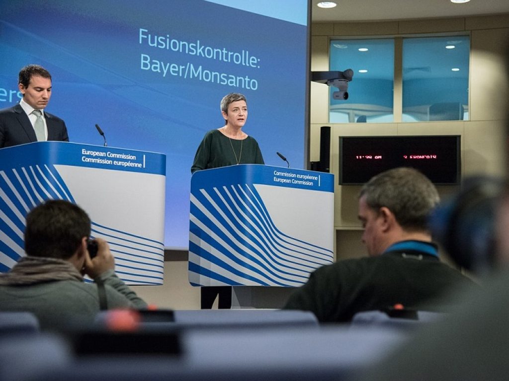 La Commissione europea si è detta favorevole alla fusione Bayer-Monsanto “a condizione di garantire la concorrenza su sementi e pesticidi”. Una decisione che ha sollevato diverse polemiche.