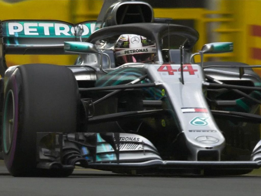 Lewis Hamilton domina le qualifiche del Gran premio di Australia di Formula 1, prima gara della nuova stagione, e conquista la pole position. La Mercedes del campione del mondo in carica scatterà davanti alle Ferrari