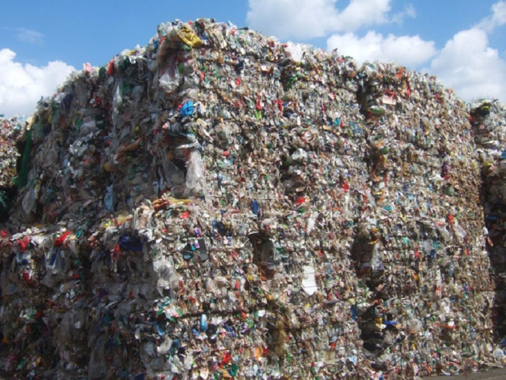 Di tutti i rifiuti di plastica generati, la media europea di quello raccolto per il riciclaggio è di solo il 30%, con differenze molto grandi da paese a paese: ecco cosa sta facendo l'UE
