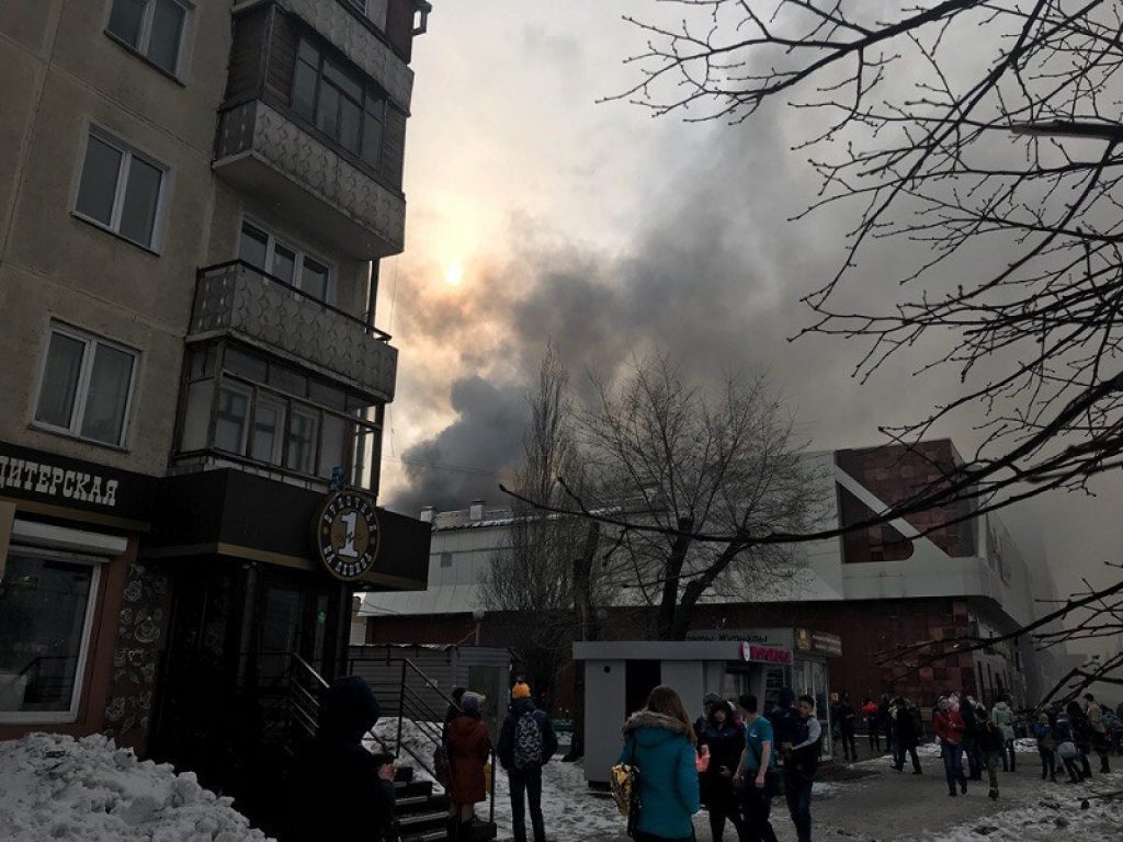 Inferno di fuoco in un centro commerciale di Kemerovo, città del Sud-Est della Russia, nella regione della Siberia. È di almeno 53 morti, tra cui diversi bambini, il bilancio ancora parziale della tragedia