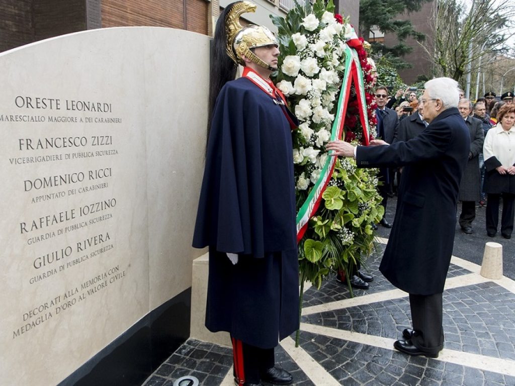Il Presidente Sergio Mattarella in Via Fani depone una corona di fiori dinanzi alla lapide che ricorda il tragico agguato all'On. Aldo Moro ed agli uomini della sua scorta