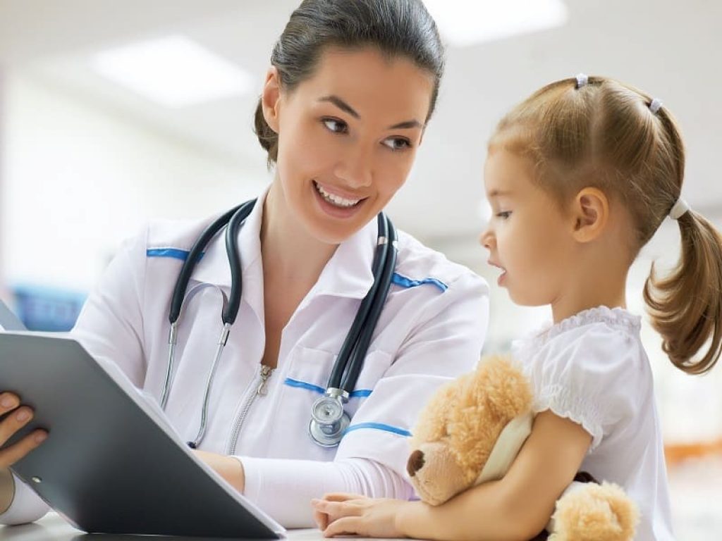 Coronavirus, appello dei pediatri FIMP ai genitori: "Per evitare rischi di contagio telefonateci prima di portare i bambini allo studio o al pronto soccorso"