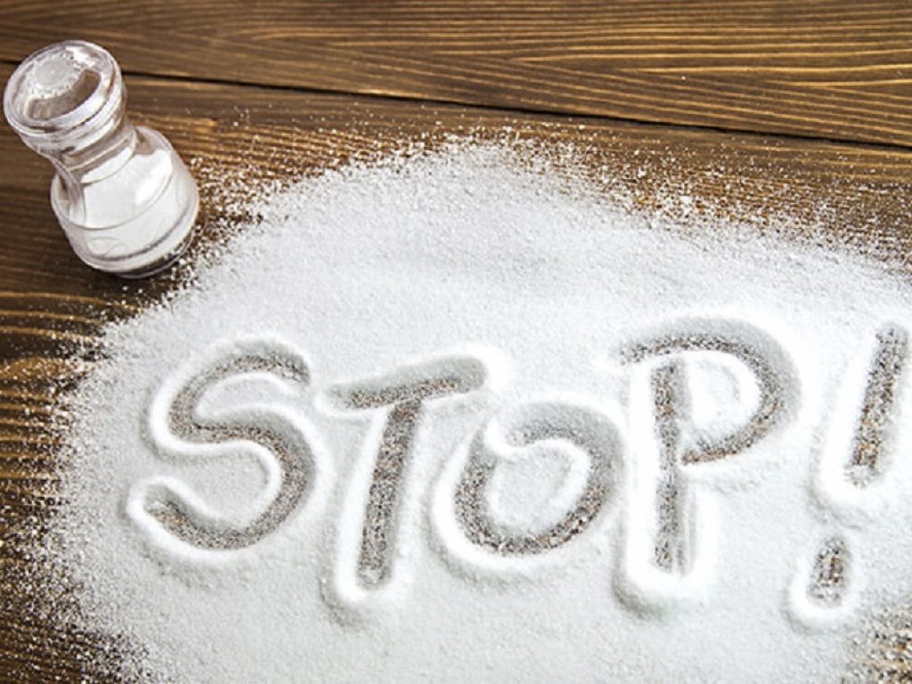 Ridurre il sale non è difficile: a tavola più aromi, spezie, aceto e limone aiutano, in maniera graduale, ad abituare il nostro palato a cibi meno salati