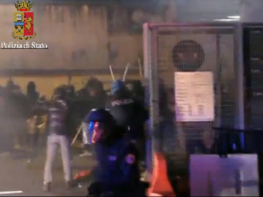 Venti ultras padovani indagati per gli scontri prima e durante Vicenza-Padova del 27 gennaio: la polizia ha trovato armi bianche e una bandiera nazista