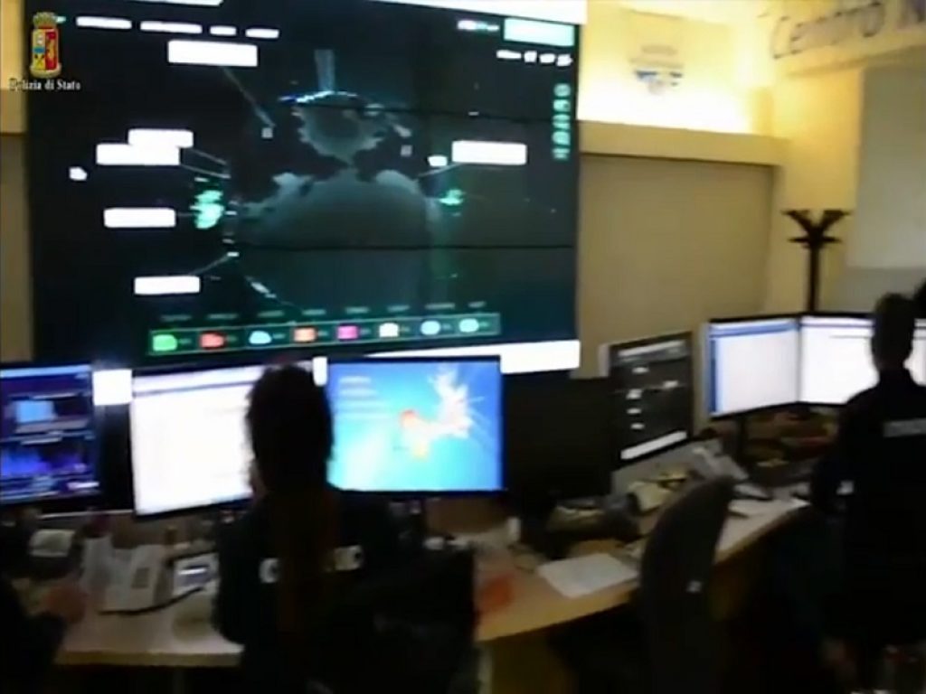 Frodi e accessi abusivi a sistemi informatici, sostituzione di persona, truffe e riciclaggio: la Polizia postale di Catania ha identificato un gruppo criminale specializzato nel cyber crime finanziario