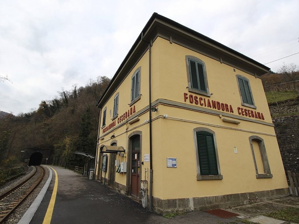 Sono oltre 450 le stazioni impresenziate riconvertite da RFI in cui sono resi disponibili spazi, in comodato, a Enti locali, Fondazioni e Associazioni su tutto il territorio nazionale.