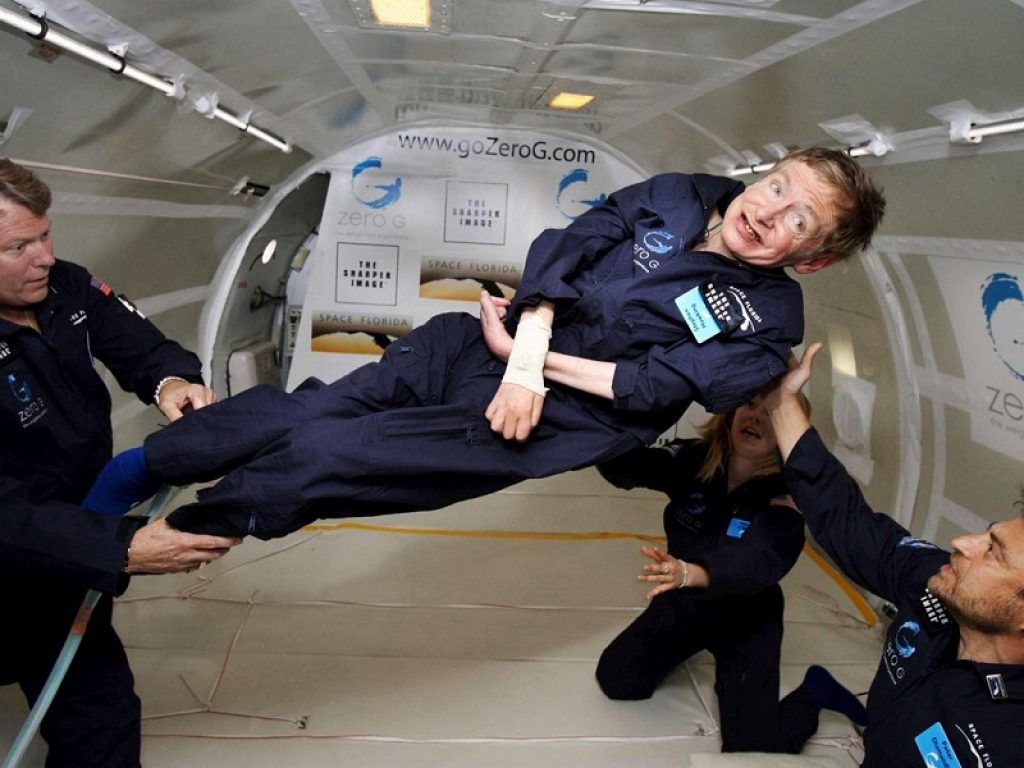 Addio a Stephen Hawking, uno dei cosmologi più celebri degli ultimi decenni per le sue teorie sui buchi neri e l'origine dell'universo. Fisico, matematico, cosmologo e astrofisico di fama mondiale: è morto a 76 anni uno dei più grandi scienziati della nostra era e l'ideatore della Teoria del Tutto