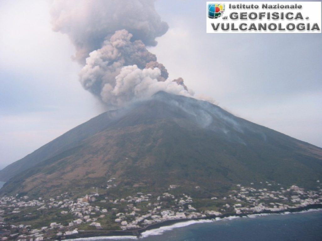 vulcano stromboli eruzione