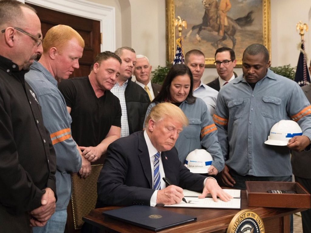 Guerra commerciale USA-Cina: come investire? Gli esperti a Economia sotto l'Ombrellone consigliano di puntare sull'azionario e sui Paesi emergenti