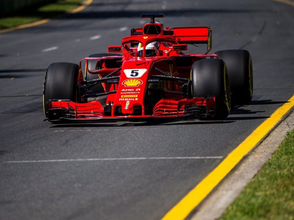 Formula 1, Gran premio d'Australia: la Ferrari trionfa con Sebastian Vettel che vince davanti a Lewis Hamilton. Terzo l'altro ferrarista Kimi Raikkonen. L'ordine di arrivo e la classifica del Mondiale.