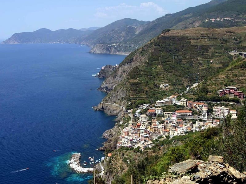 Labirinti di Liguria è una di guida alla scoperta del territorio attraverso quiz, puzzle e rebus: l'obiettivo è valorizzare e promuovere i piccoli borghi