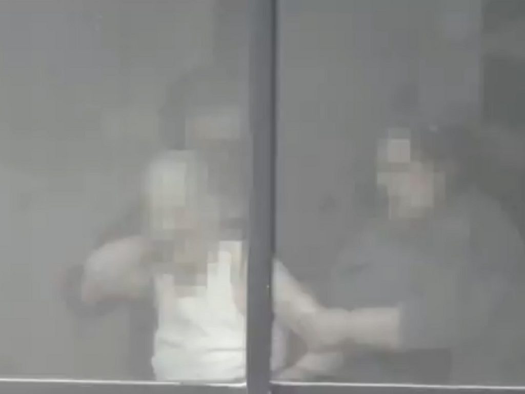 La Polizia di Stato ha arrestato due badanti a Trapani ritenute responsabili di violenze fisiche e psicologiche nei confronti di un’anziana di 75 anni