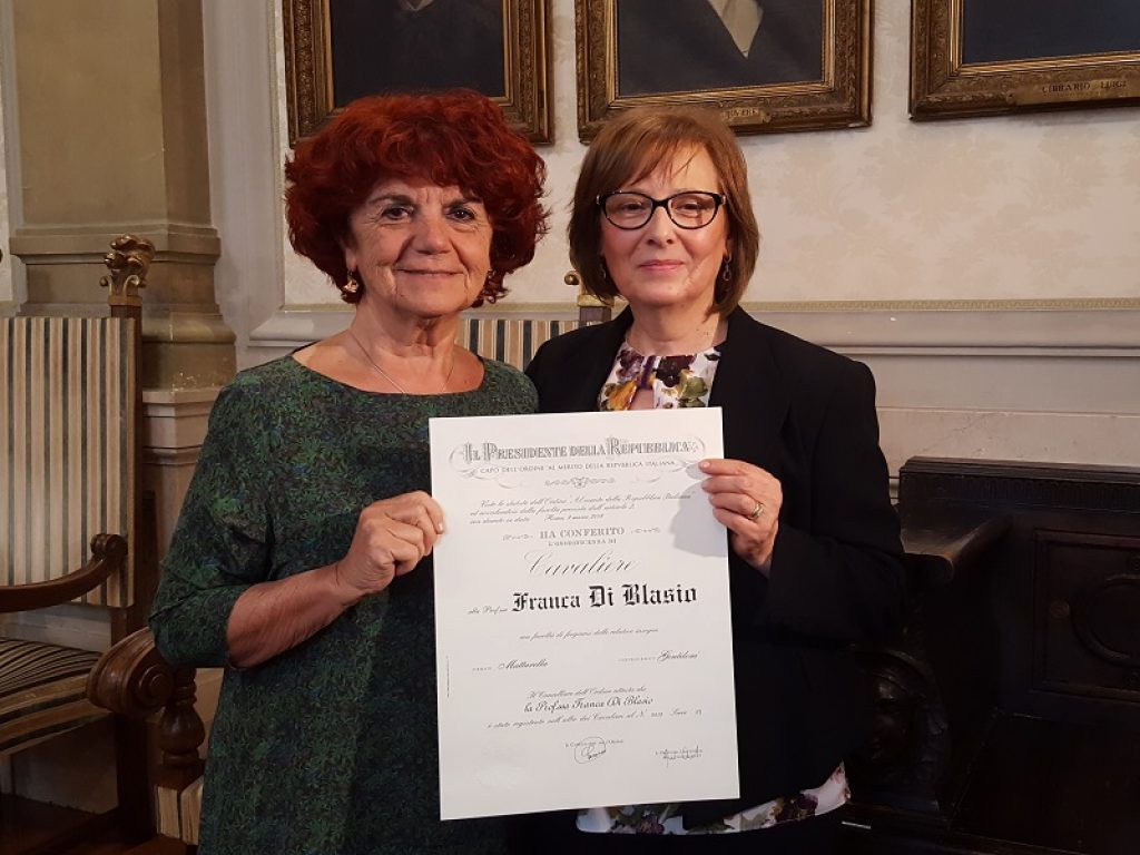 La Ministra Fedeli consegna una onorificenza a Franca Di Blasio, la docente ferita dalla coltellata di uno studente nel Casertano