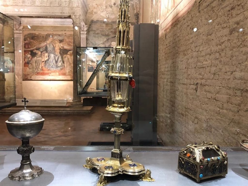 Inaugurato a Siena il nuovo allestimento del Tesoro del Santa Maria della Scala all'interno della Sagrestia Vecchia, che ricontestualizza, all'interno dell'ambiente che più a lungo li ha ospitati, il reliquiari, le reliquie e l'Arliquiera, dipinta dal Vecchietta