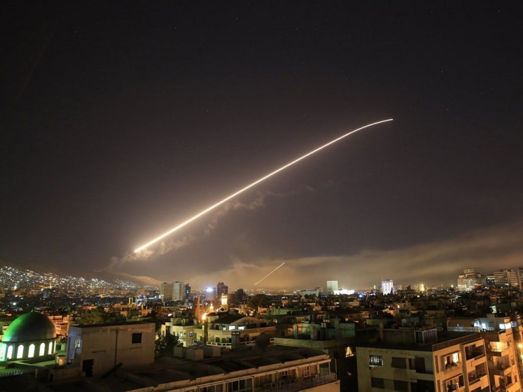 Alta tensione in Siria e a livello mondiale dopo i raid compiuti nella notte da Stati Uniti, Gran Bretagna e Francia con bombardamenti a Damasco e Homs.