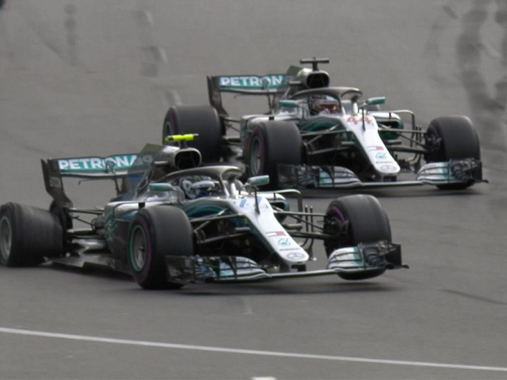 Lewis Hamilton vince a Baku il Gran Premio di Azerbaijan, prima vittoria stagionale, davanti a Kimi Raikkonen, al termine di una gara avvincente. Terzo Perez, quarto Vettel