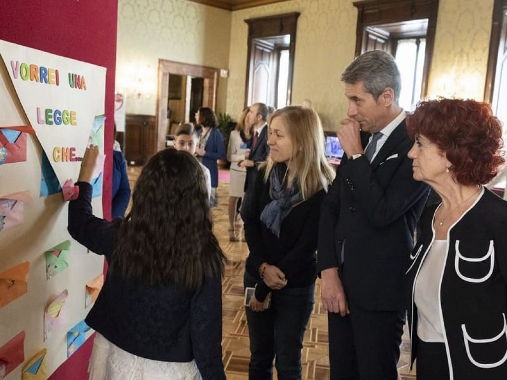 Nell’Aula del Senato la Ministra dell’Istruzione Valeria Fedeli, insieme al Senatore Questore Antonio De Poli, ha premiato le scuole vincitrici della X edizione del concorso “Vorrei una legge che...”