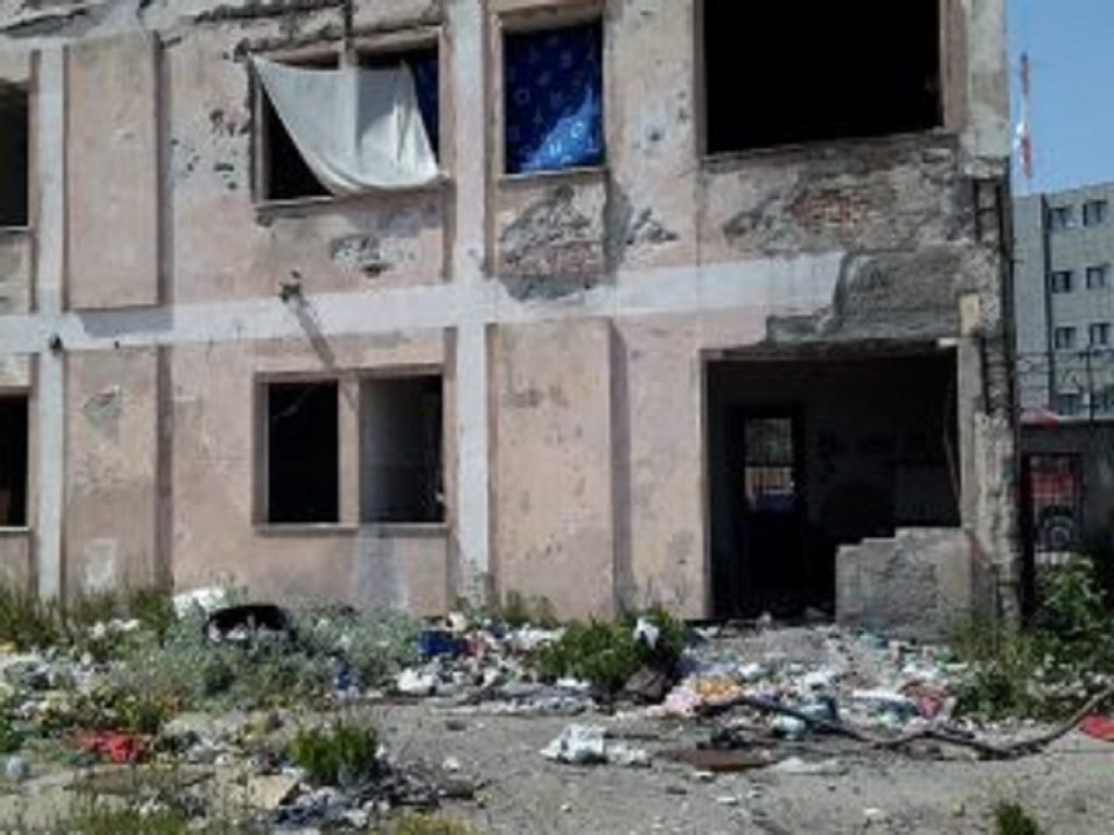 Una latrina a cielo aperto nel baricentro marittimo di Crotone. E’ una struttura di fronte il porto vecchio e pure davanti alla capitaneria di porto, quella che si vede con sconcerto