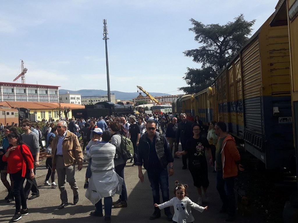Più di diecimila persone hanno visitato, sabato 7 e domenica 8 aprile, il Deposito Rotabili Storici di Pistoia. Un successo che ha superato le stesse aspettative  di Fondazione FS